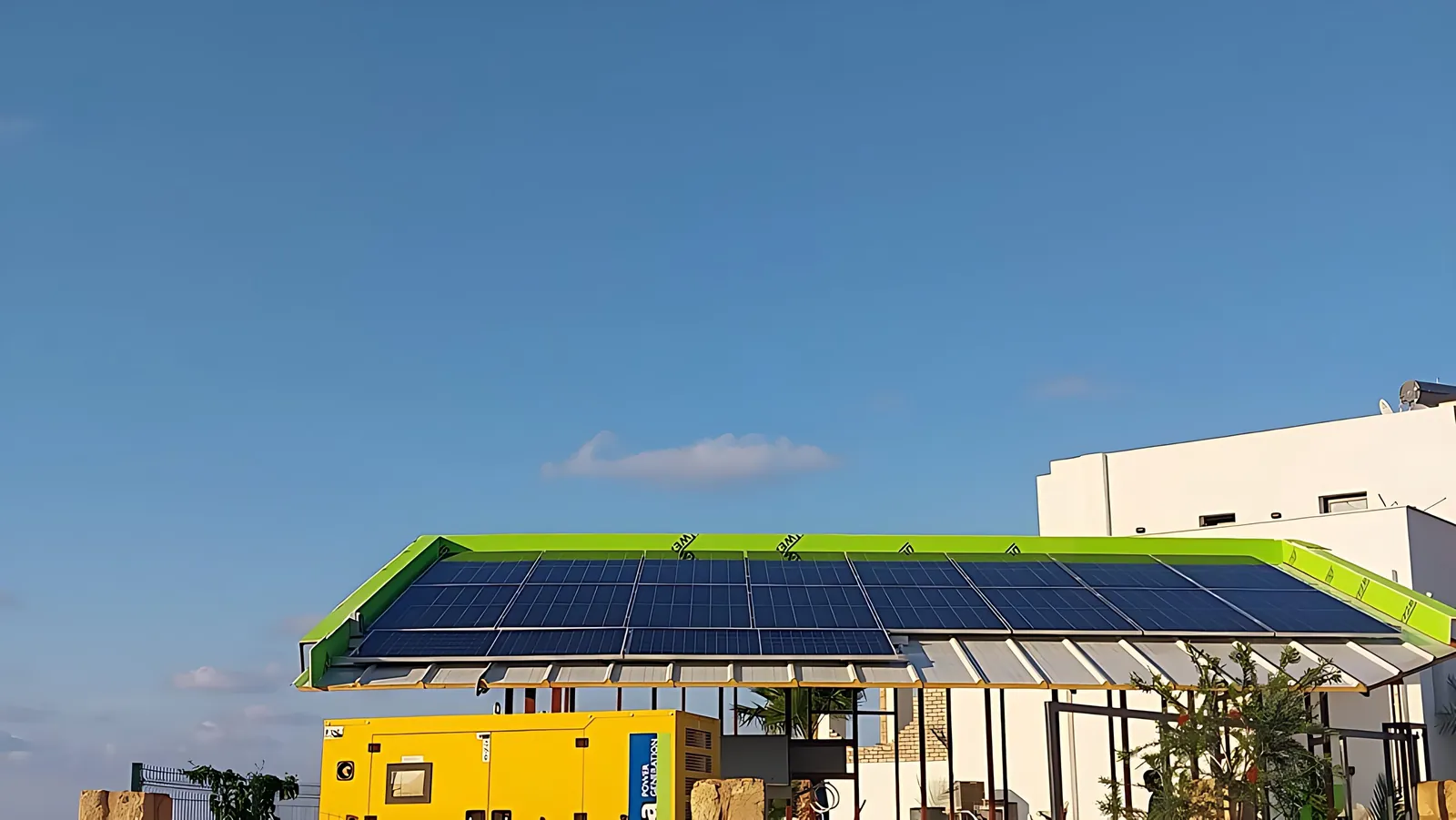 Akaryakıt istasyonu kanopisinde güneş enerjisi