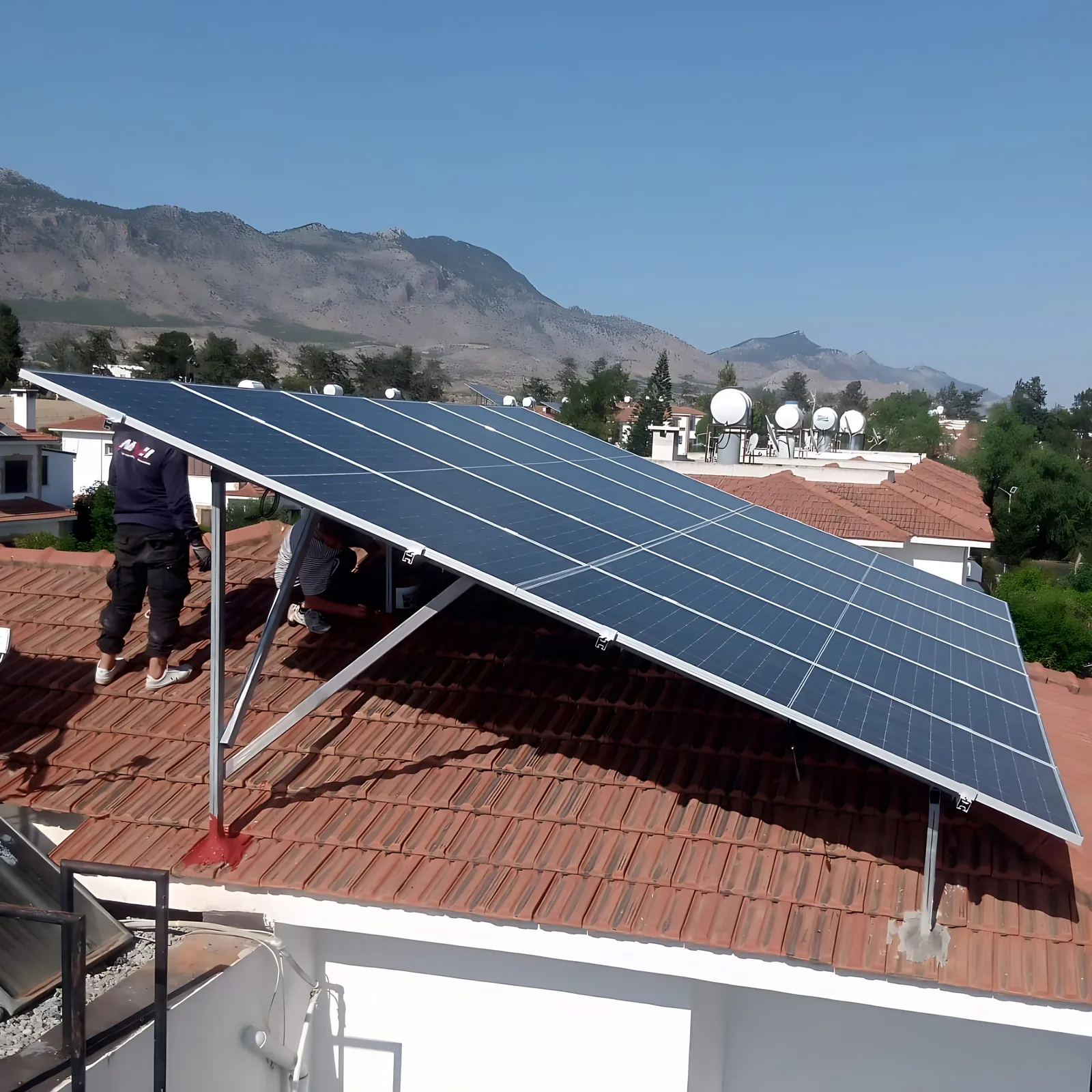 Cabacaba ekibi kiremit çatıda konstrüksiyon üzerine panel monte ediyor