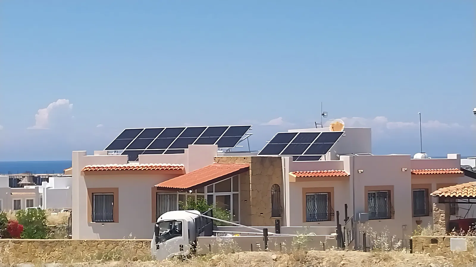 Deniz kıyısında iki konut çatısı