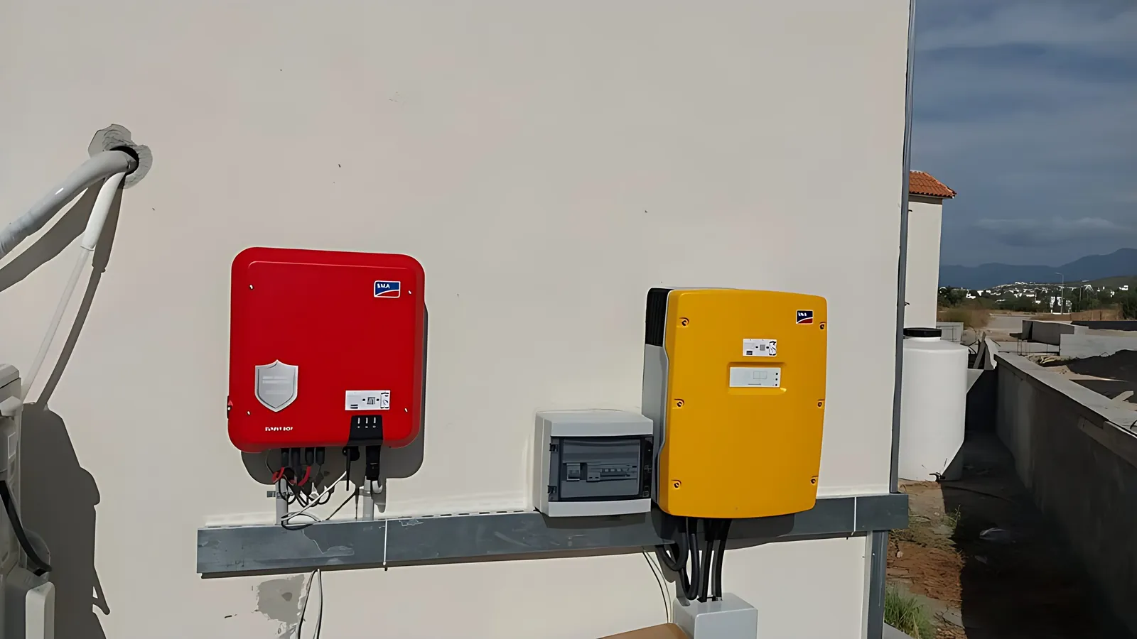 Duvara monte edilmiş iki SMA inverter ve koruma kutuları