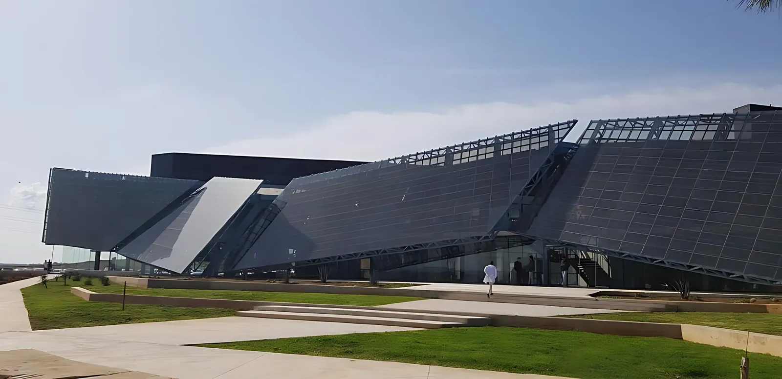 Uluslararası Kıbrıs Üniversitesi (UKÜ) güneş enerjisi projesinin havadan görünümü