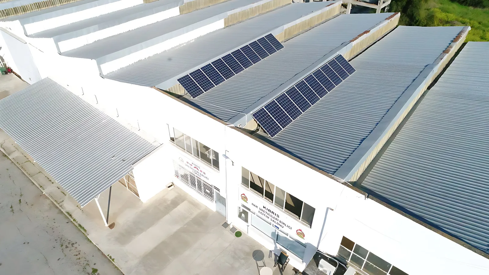 Kıbrıs Nar Üreticileri Birliği güneş enerjisi projesinin havadan görünümü