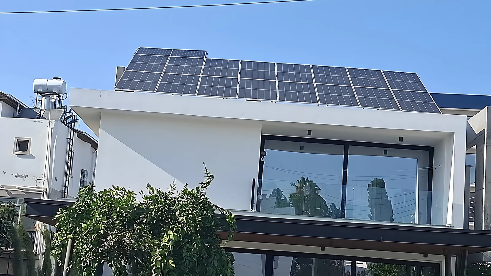 Modern bir villanın çatısındaki güneş panelleri